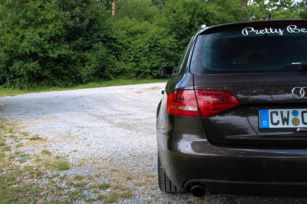 Auto von hinten fotografiert auf einer leeren Landstraße