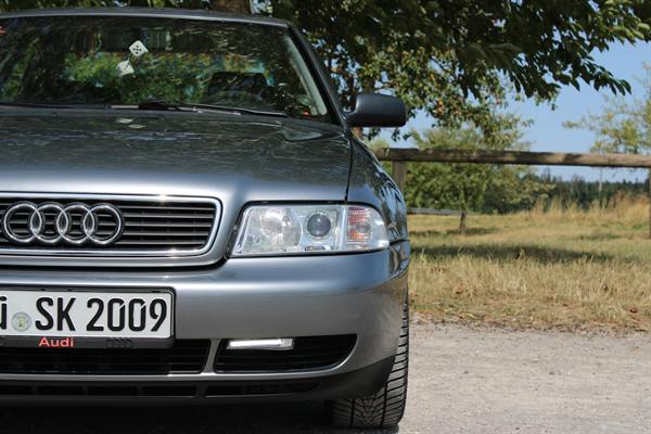Nahaufnahme der Frontpartie eines silbernen Audi