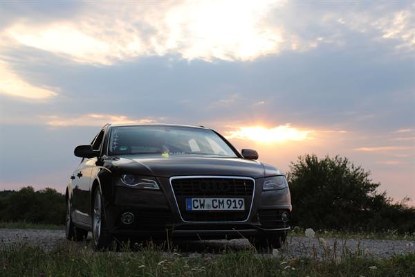 Auto von hinten vor einem Sonnenuntergang