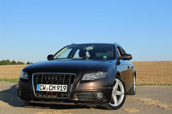 Audi auf einem Feldweg
