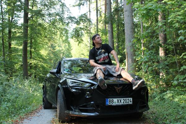 Auf der Motorhaube sitzend