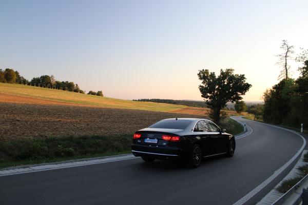 Audi fährt in den Sonnenuntergang
