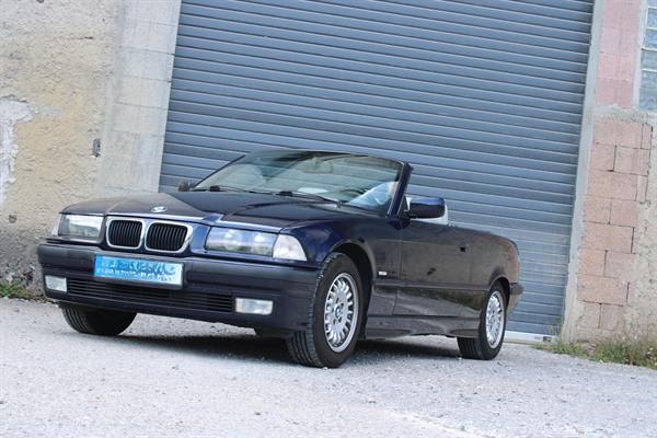 BMW Cabrio von vorne vor einer Halle