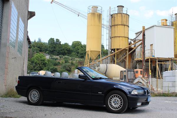 BMW Cabrio vor einer industriellen Kulisse